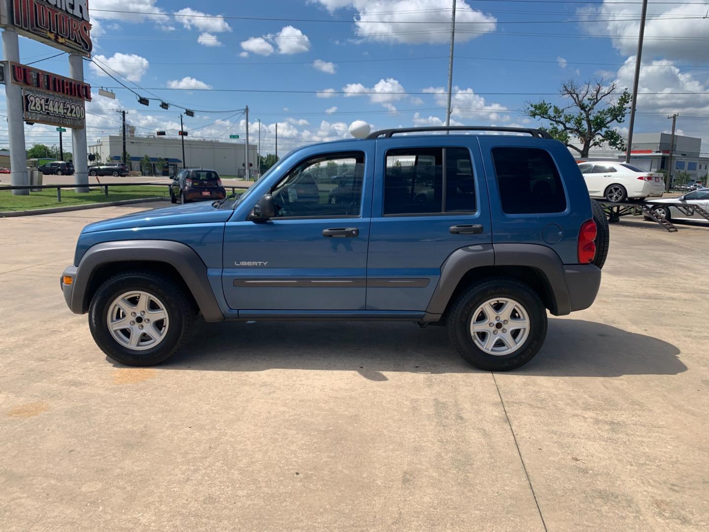 2004 blue /black Jeep Liberty Columbia Edition 2WD (1J4GK48KX4W) with an 3.7L V6 SOHC 12V engine, Automatic transmission, located at 14700 Tomball Parkway 249, Houston, TX, 77086, (281) 444-2200, 29.928619, -95.504074 - Photo#3